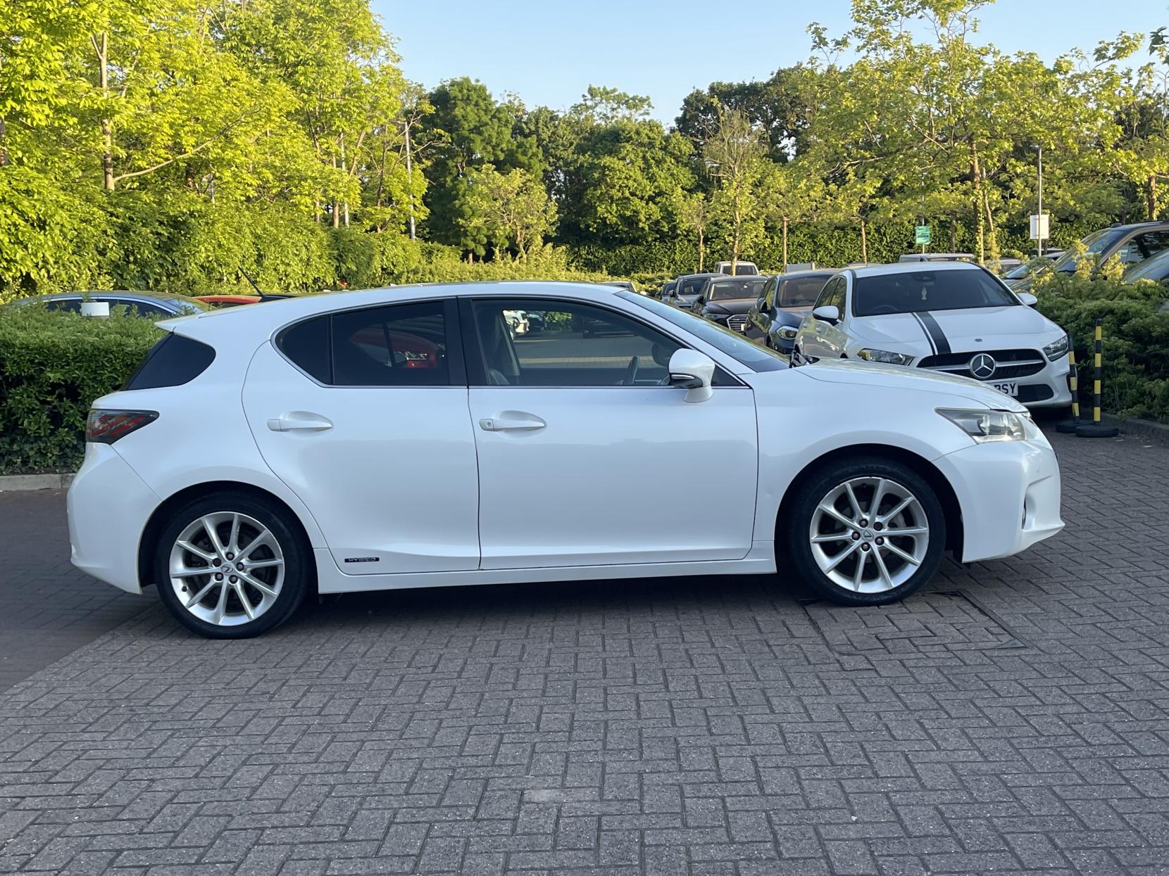 Lexus CT 1.8 200h SE-L Hatchback 5dr Petrol Hybrid CVT Euro 5 (s/s) (136 ps)