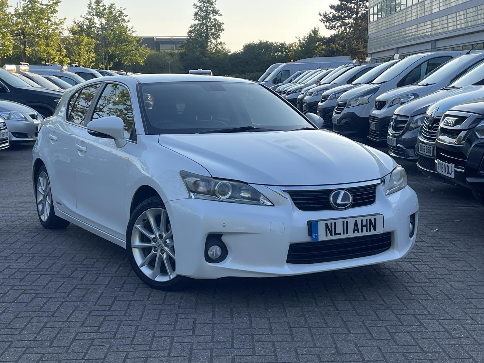 Lexus CT 1.8 200h SE-L Hatchback 5dr Petrol Hybrid CVT Euro 5 (s/s) (136 ps)