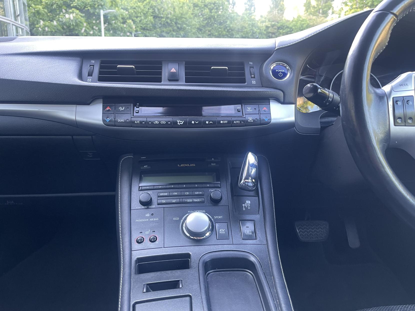 Lexus CT 1.8 200h SE-L Hatchback 5dr Petrol Hybrid CVT Euro 5 (s/s) (136 ps)