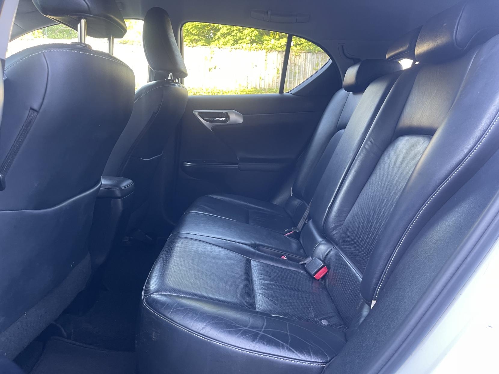Lexus CT 1.8 200h SE-L Hatchback 5dr Petrol Hybrid CVT Euro 5 (s/s) (136 ps)