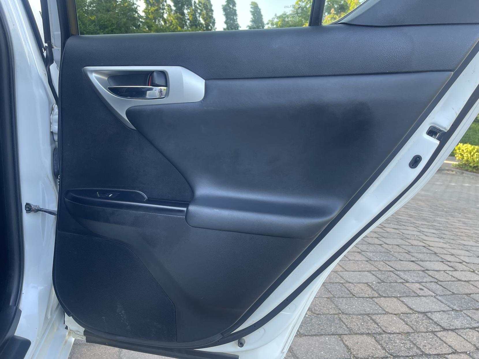 Lexus CT 1.8 200h SE-L Hatchback 5dr Petrol Hybrid CVT Euro 5 (s/s) (136 ps)