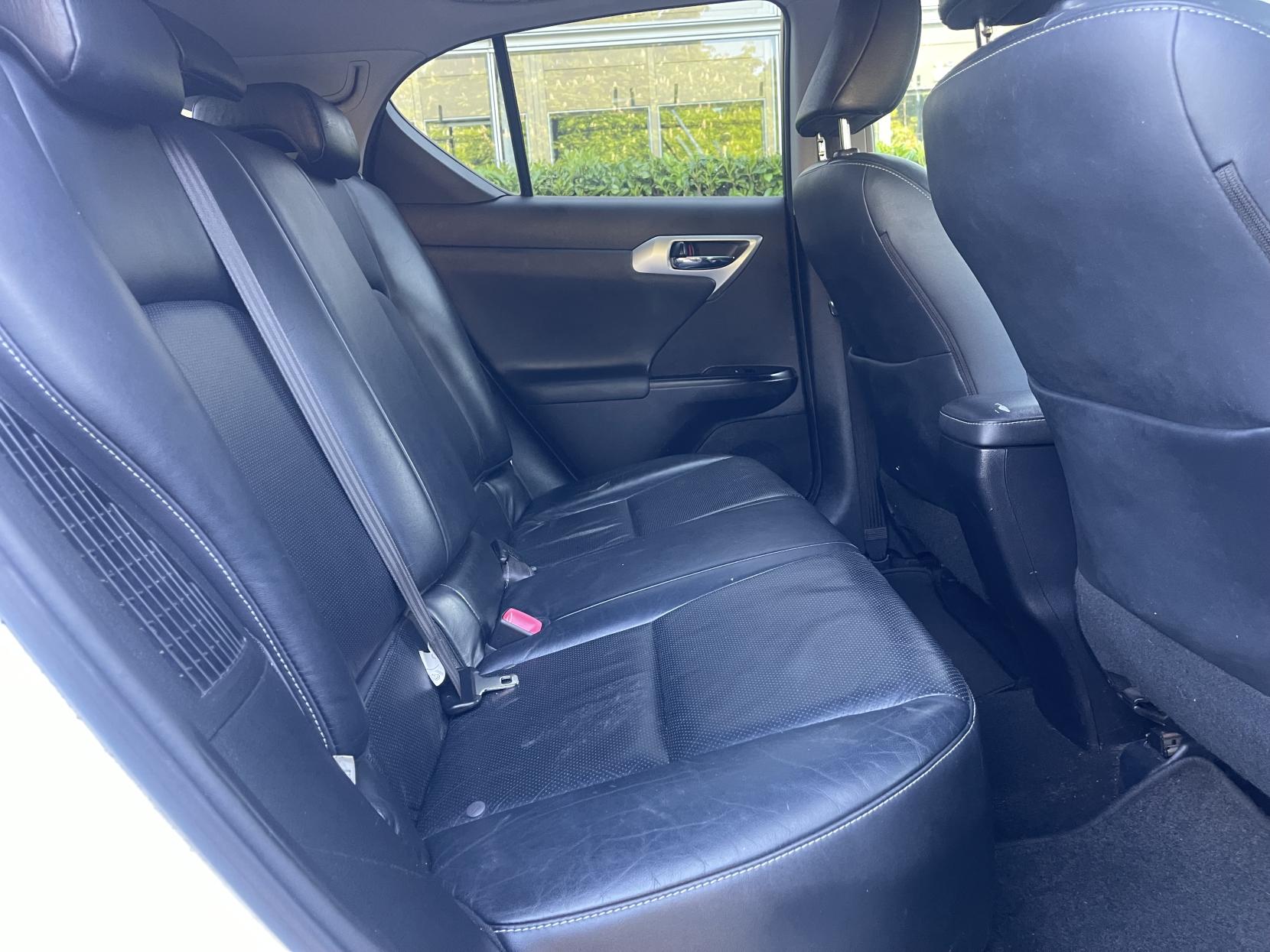 Lexus CT 1.8 200h SE-L Hatchback 5dr Petrol Hybrid CVT Euro 5 (s/s) (136 ps)