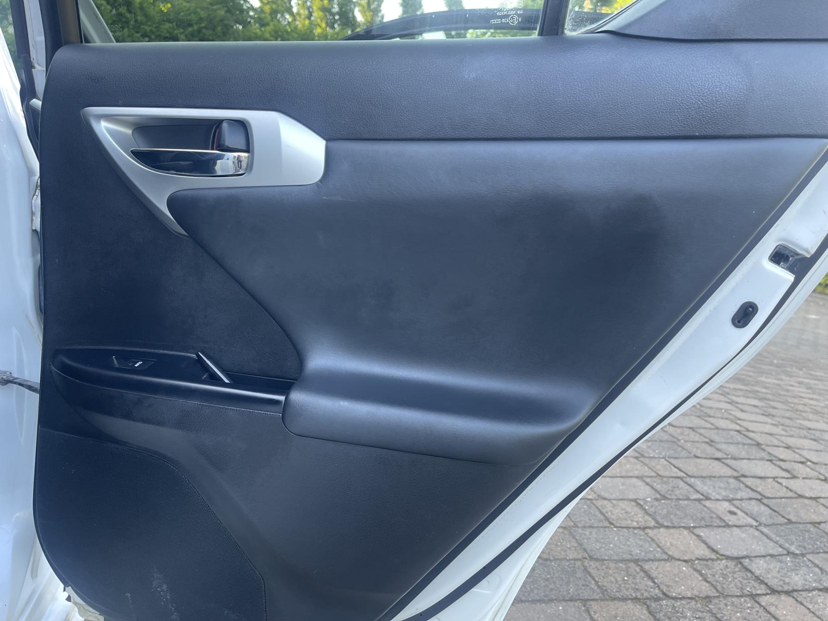 Lexus CT 1.8 200h SE-L Hatchback 5dr Petrol Hybrid CVT Euro 5 (s/s) (136 ps)