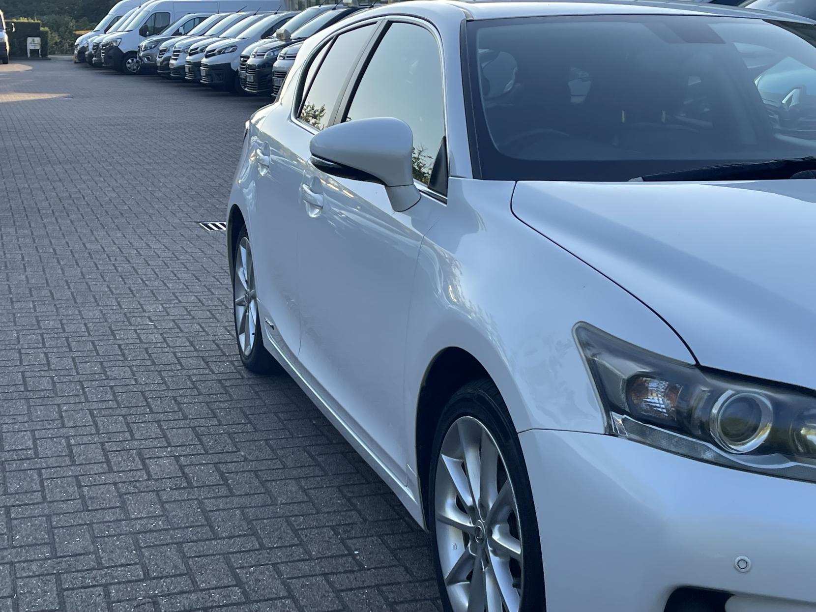 Lexus CT 1.8 200h SE-L Hatchback 5dr Petrol Hybrid CVT Euro 5 (s/s) (136 ps)
