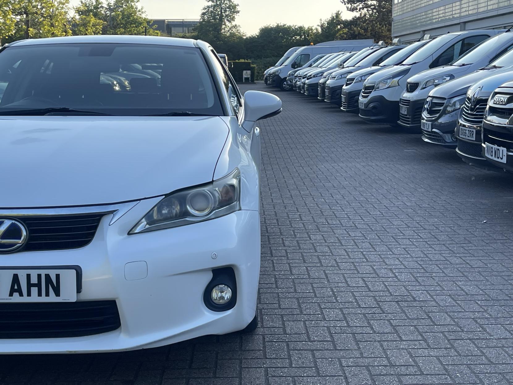 Lexus CT 1.8 200h SE-L Hatchback 5dr Petrol Hybrid CVT Euro 5 (s/s) (136 ps)