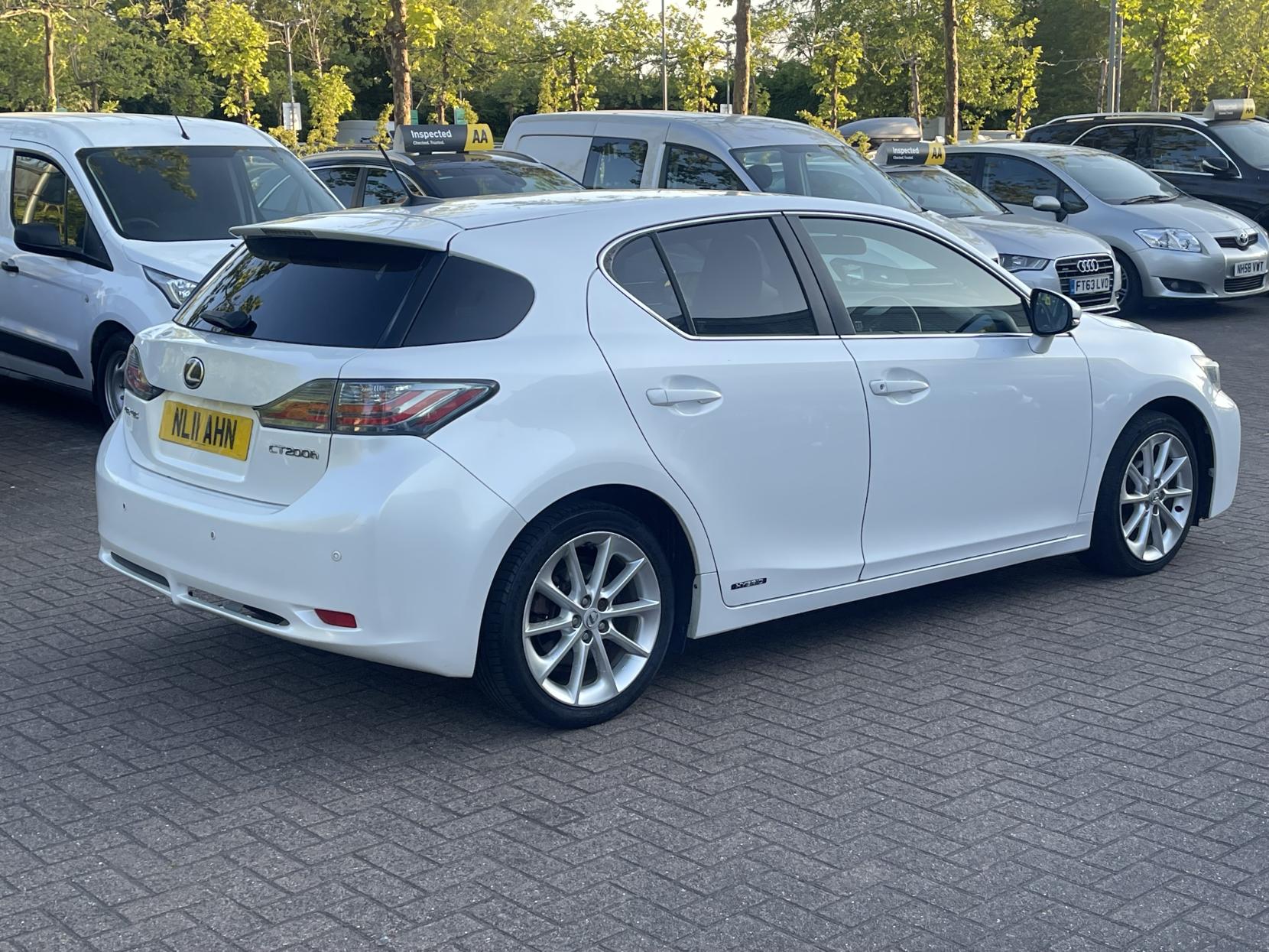 Lexus CT 1.8 200h SE-L Hatchback 5dr Petrol Hybrid CVT Euro 5 (s/s) (136 ps)