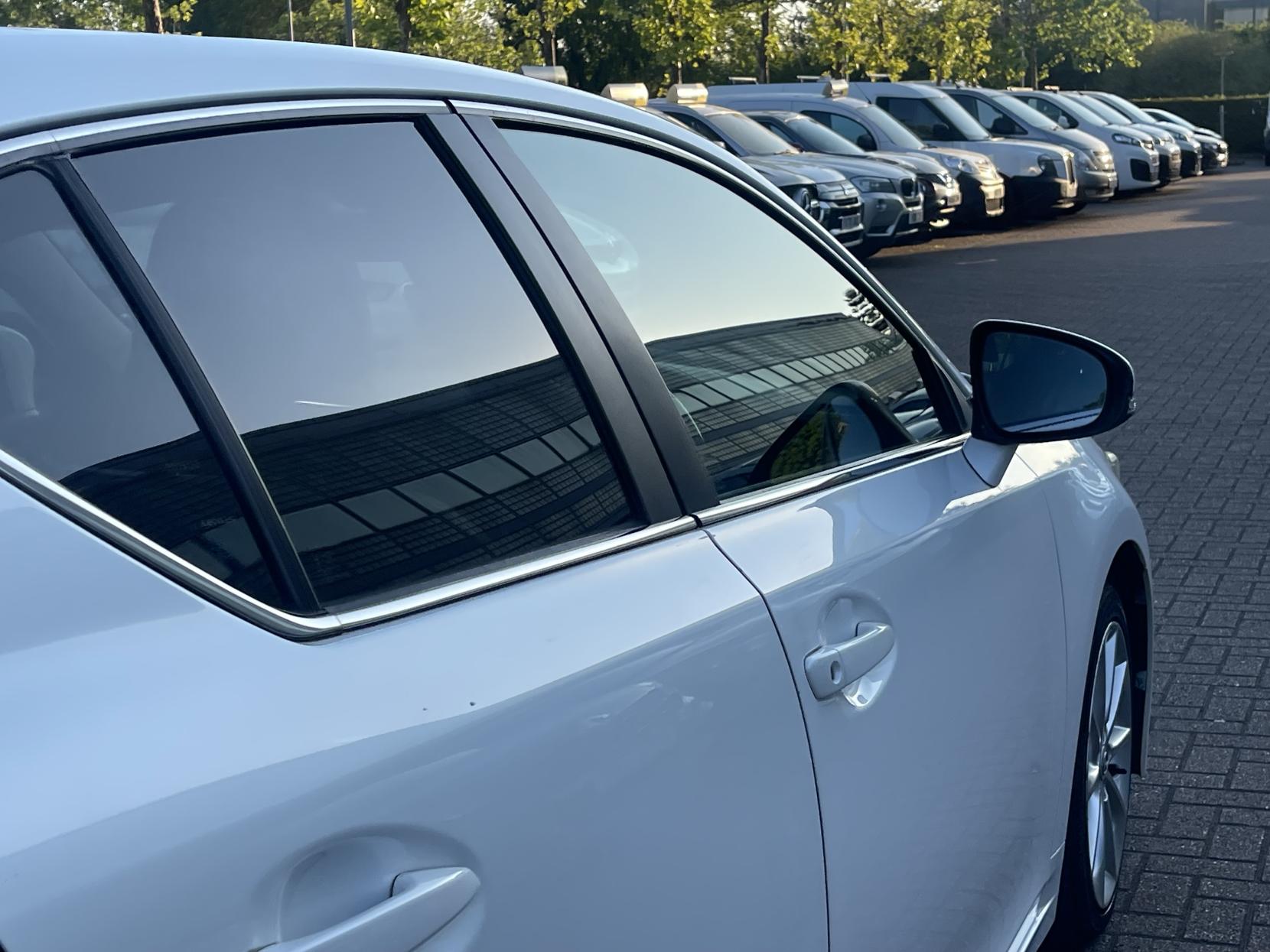 Lexus CT 1.8 200h SE-L Hatchback 5dr Petrol Hybrid CVT Euro 5 (s/s) (136 ps)