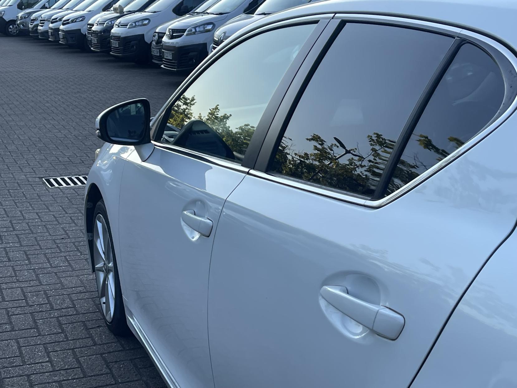 Lexus CT 1.8 200h SE-L Hatchback 5dr Petrol Hybrid CVT Euro 5 (s/s) (136 ps)