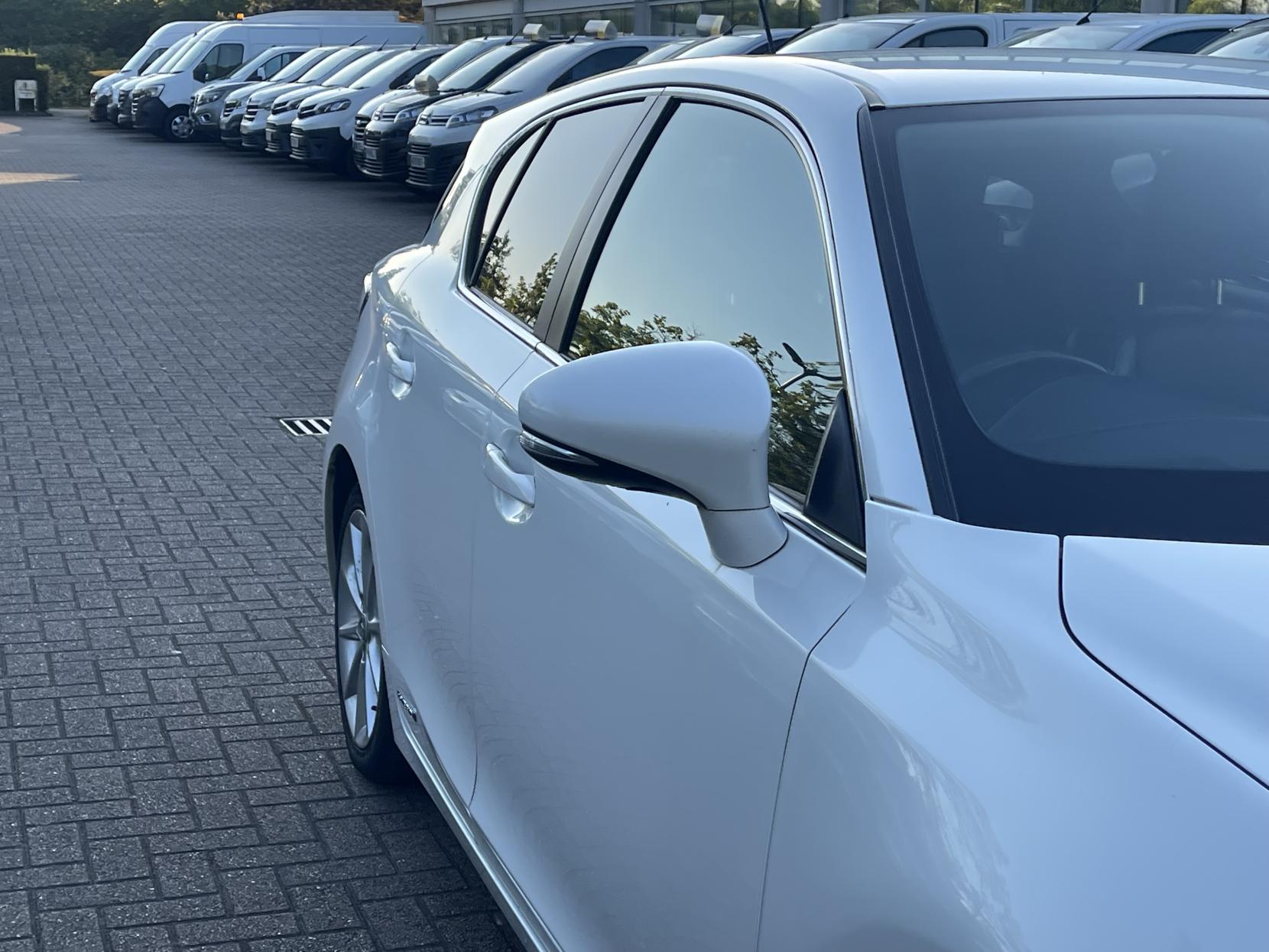 Lexus CT 1.8 200h SE-L Hatchback 5dr Petrol Hybrid CVT Euro 5 (s/s) (136 ps)