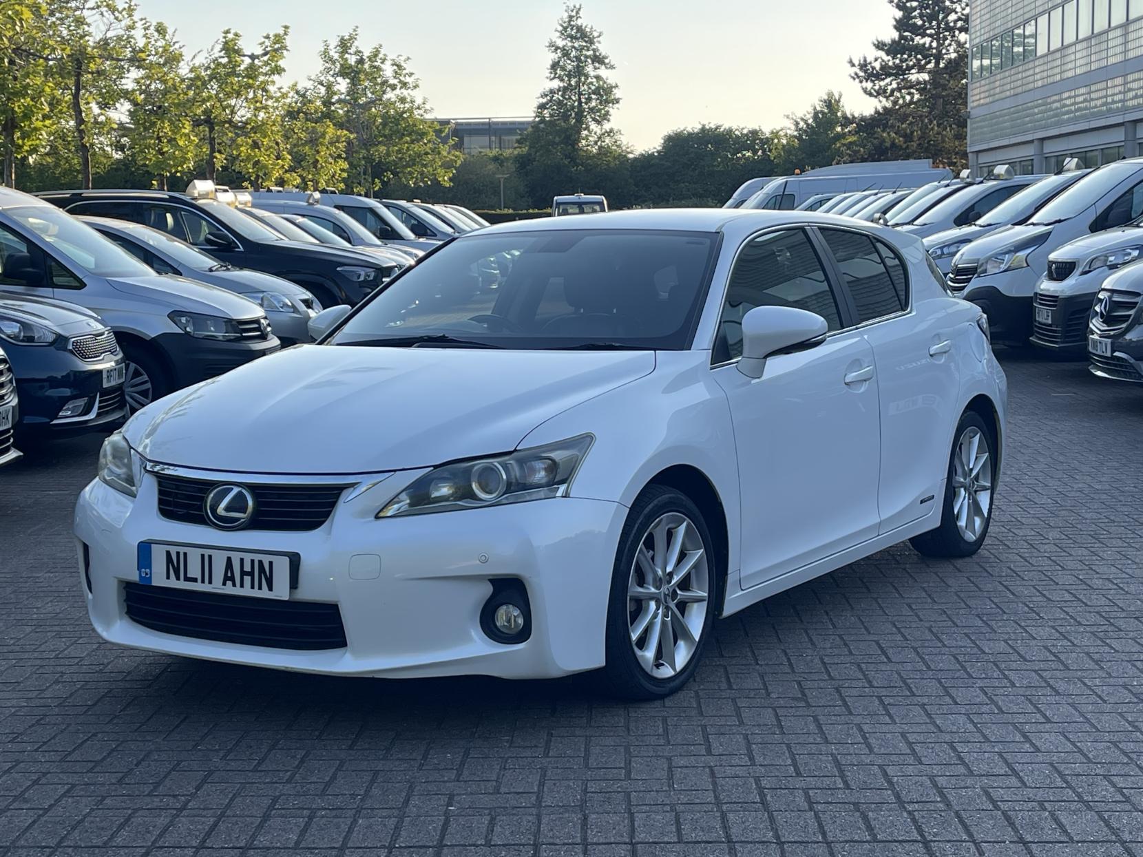 Lexus CT 1.8 200h SE-L Hatchback 5dr Petrol Hybrid CVT Euro 5 (s/s) (136 ps)