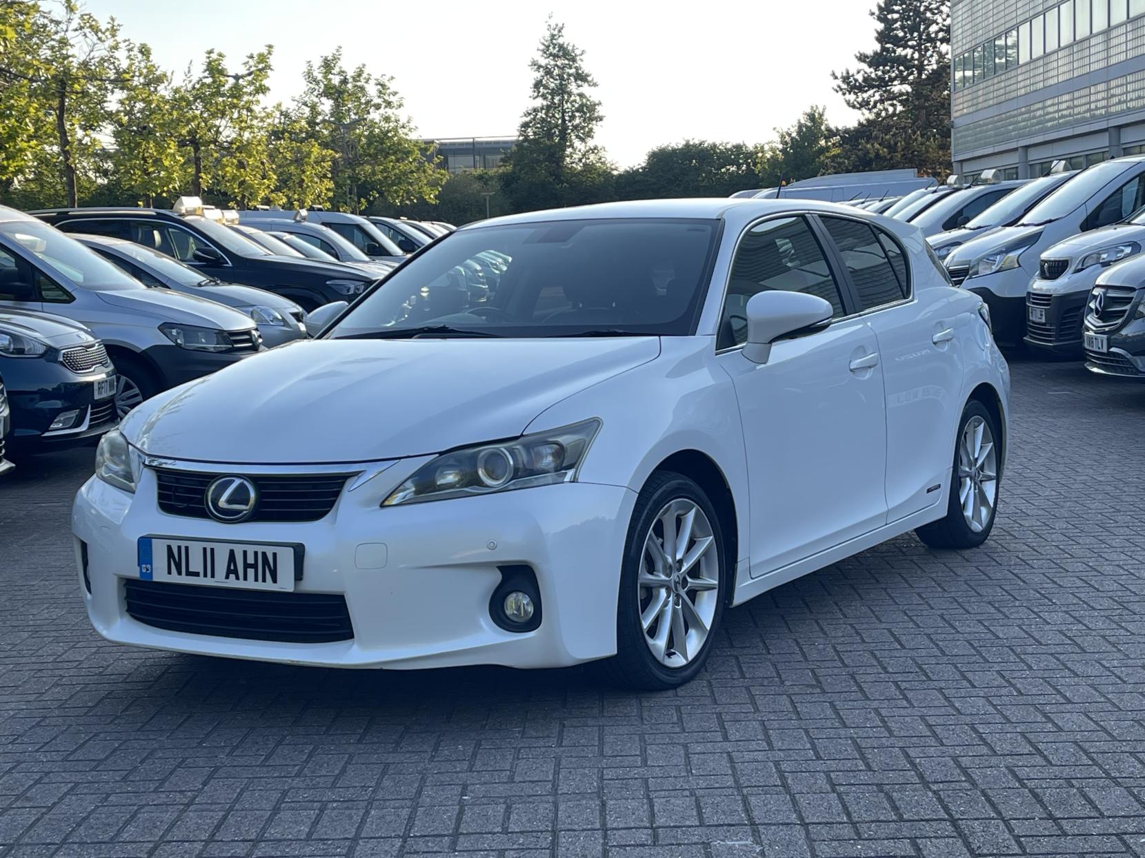 Lexus CT 1.8 200h SE-L Hatchback 5dr Petrol Hybrid CVT Euro 5 (s/s) (136 ps)