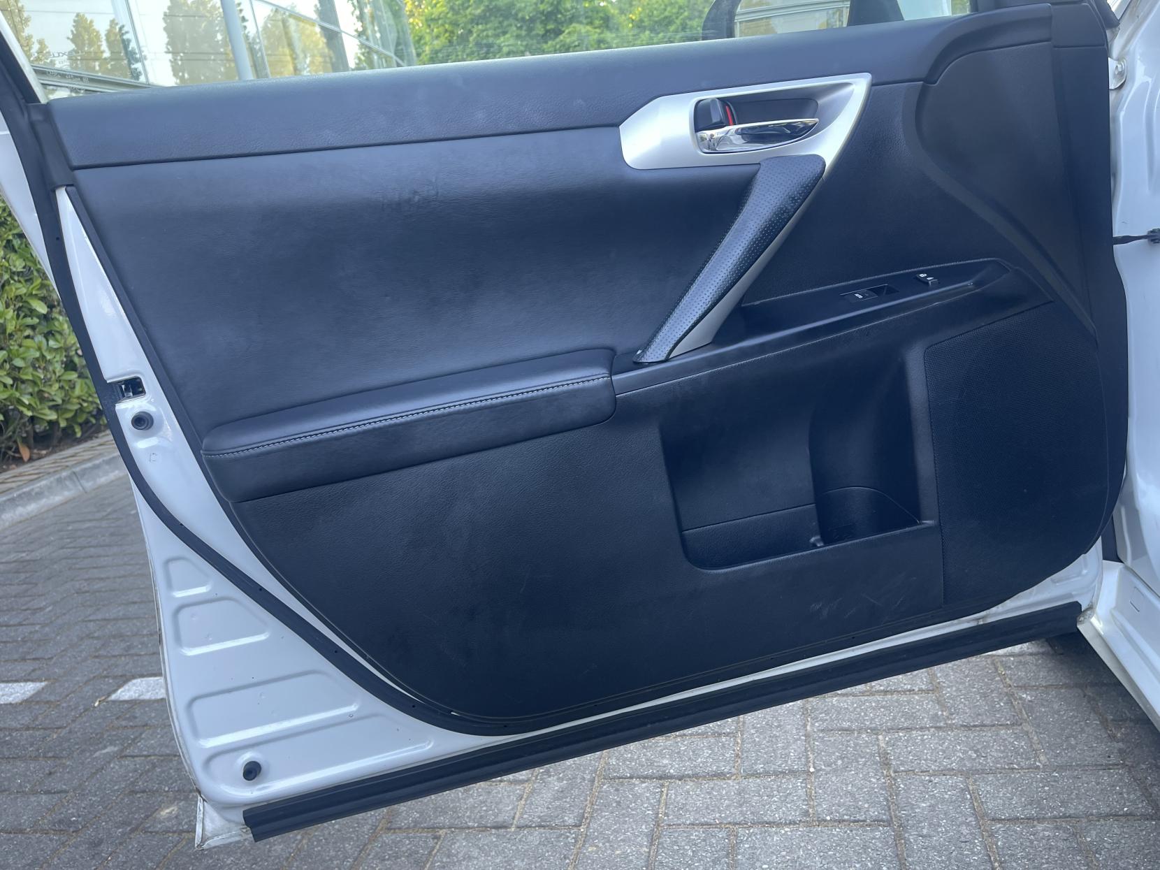 Lexus CT 1.8 200h SE-L Hatchback 5dr Petrol Hybrid CVT Euro 5 (s/s) (136 ps)