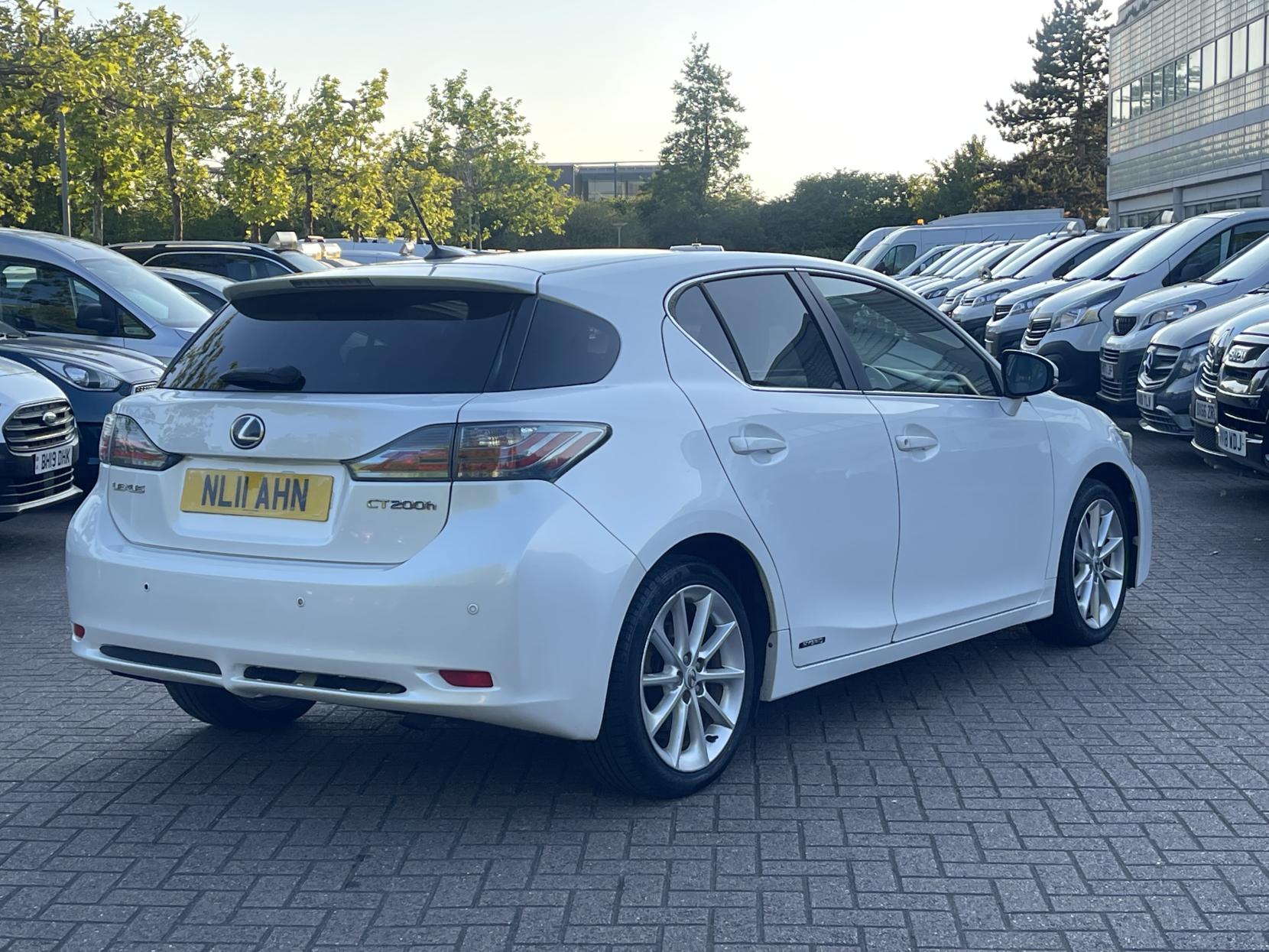 Lexus CT 1.8 200h SE-L Hatchback 5dr Petrol Hybrid CVT Euro 5 (s/s) (136 ps)