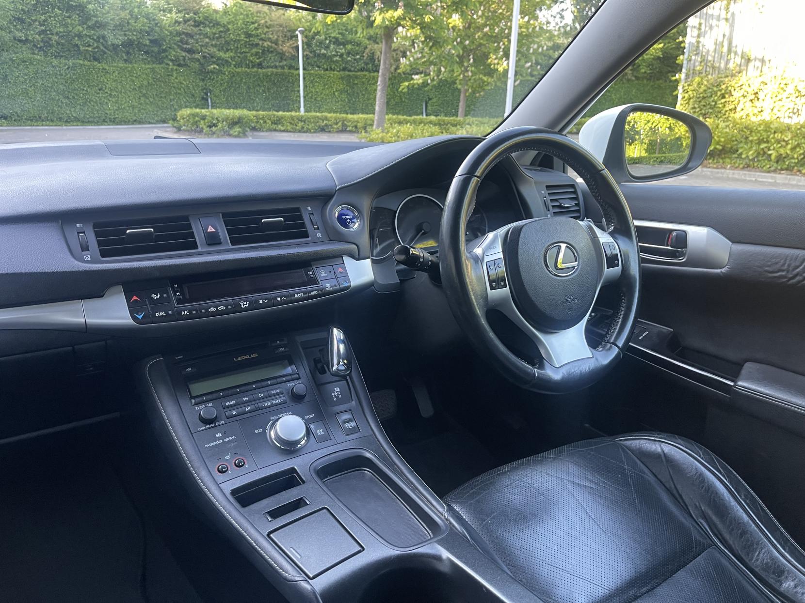 Lexus CT 1.8 200h SE-L Hatchback 5dr Petrol Hybrid CVT Euro 5 (s/s) (136 ps)