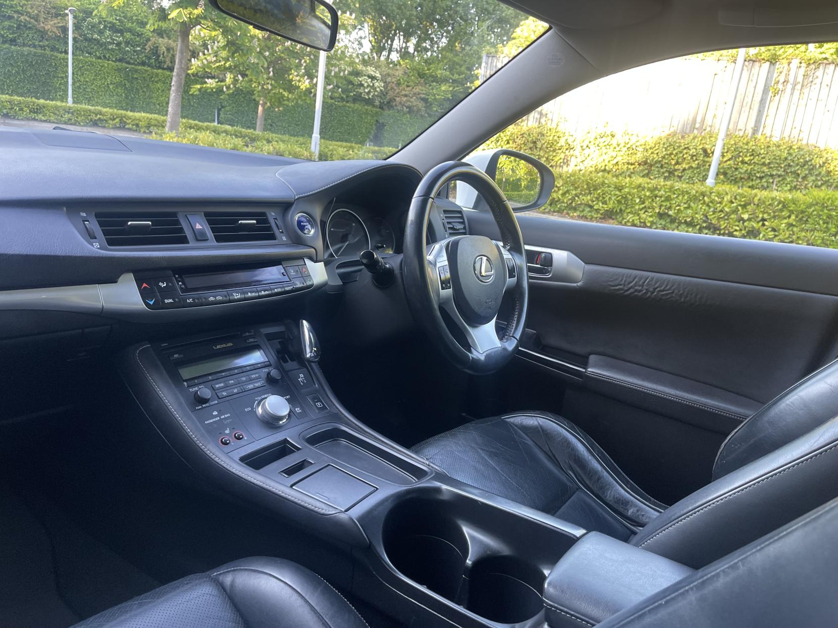 Lexus CT 1.8 200h SE-L Hatchback 5dr Petrol Hybrid CVT Euro 5 (s/s) (136 ps)