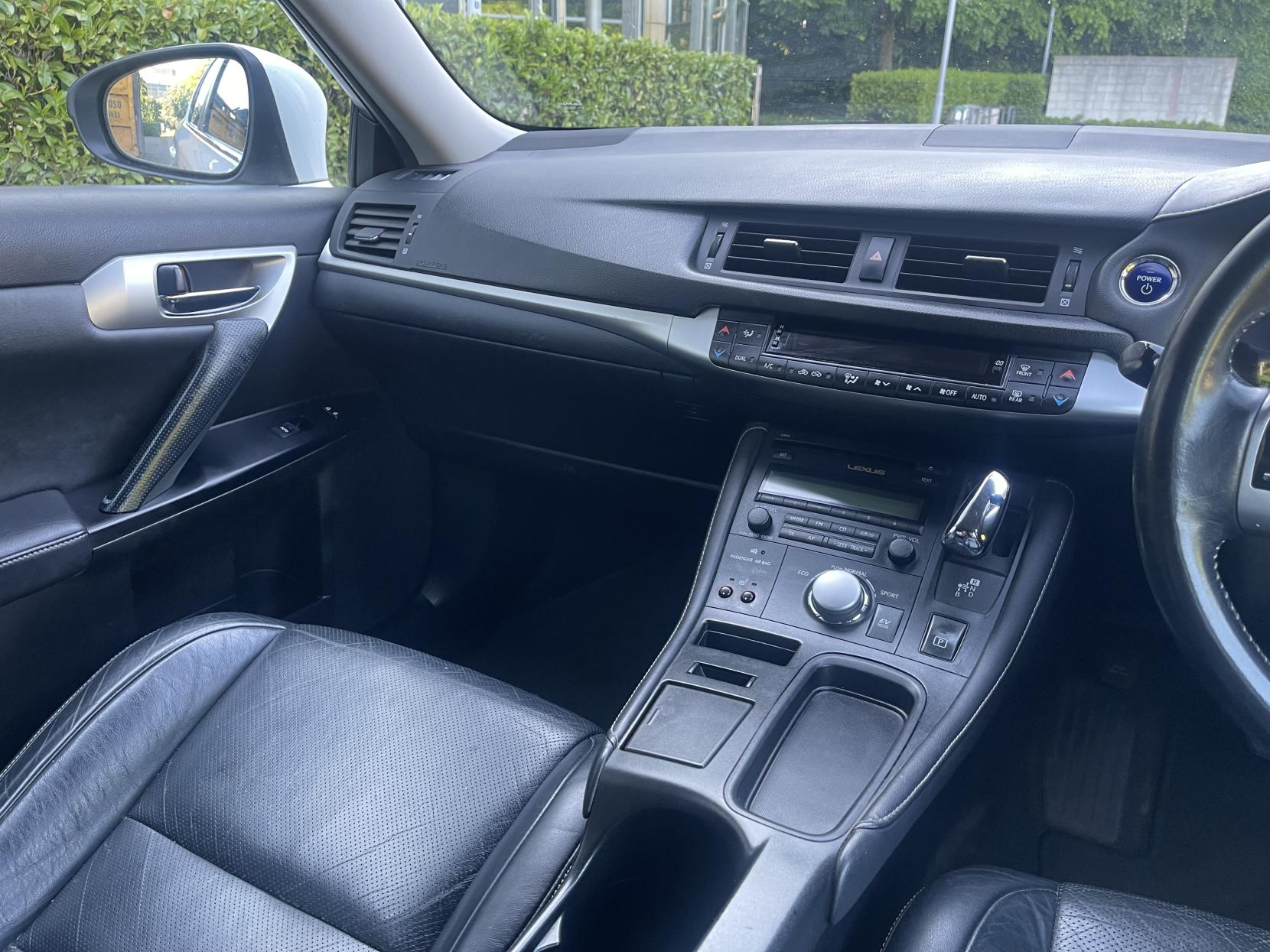Lexus CT 1.8 200h SE-L Hatchback 5dr Petrol Hybrid CVT Euro 5 (s/s) (136 ps)