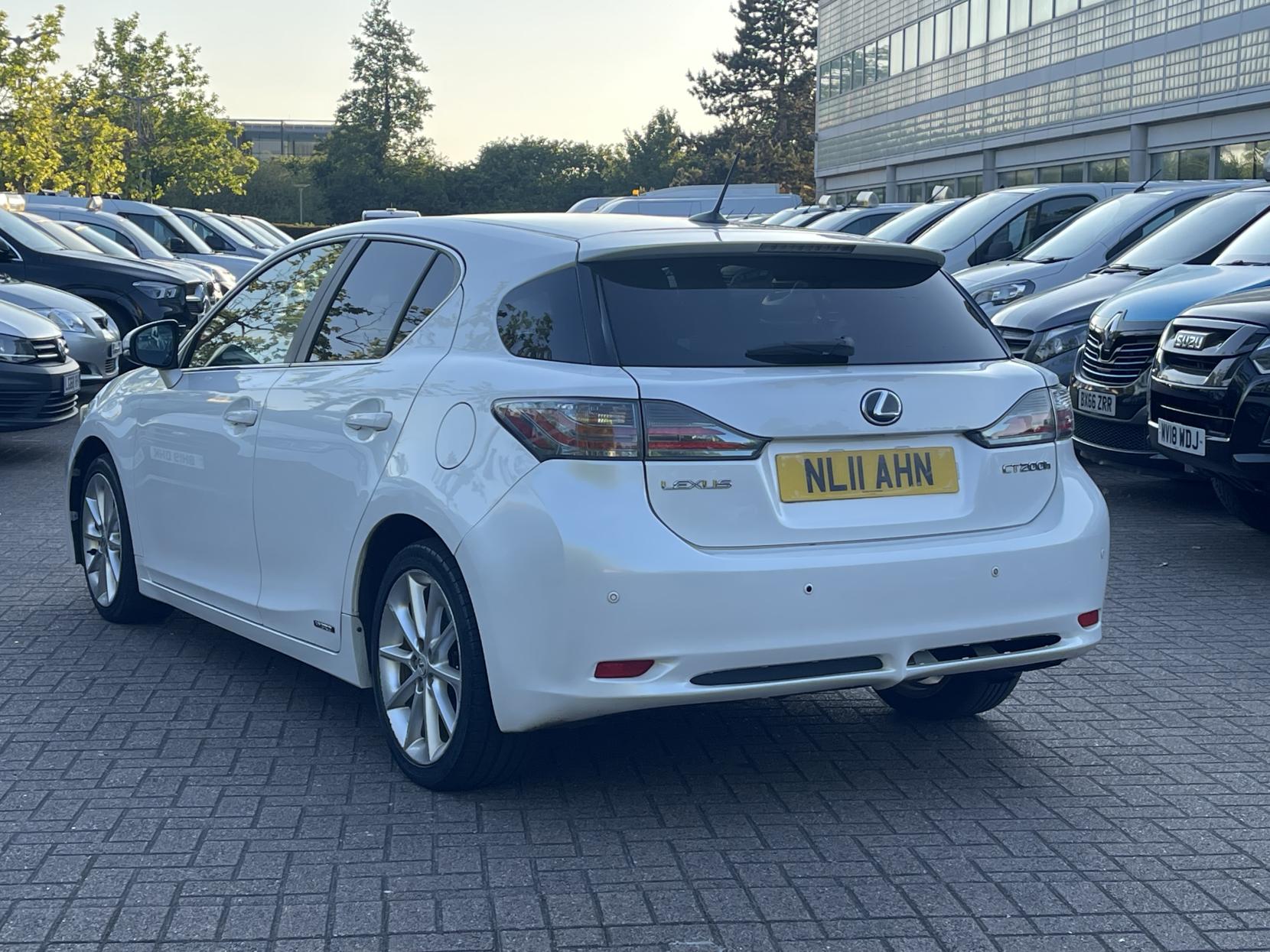 Lexus CT 1.8 200h SE-L Hatchback 5dr Petrol Hybrid CVT Euro 5 (s/s) (136 ps)