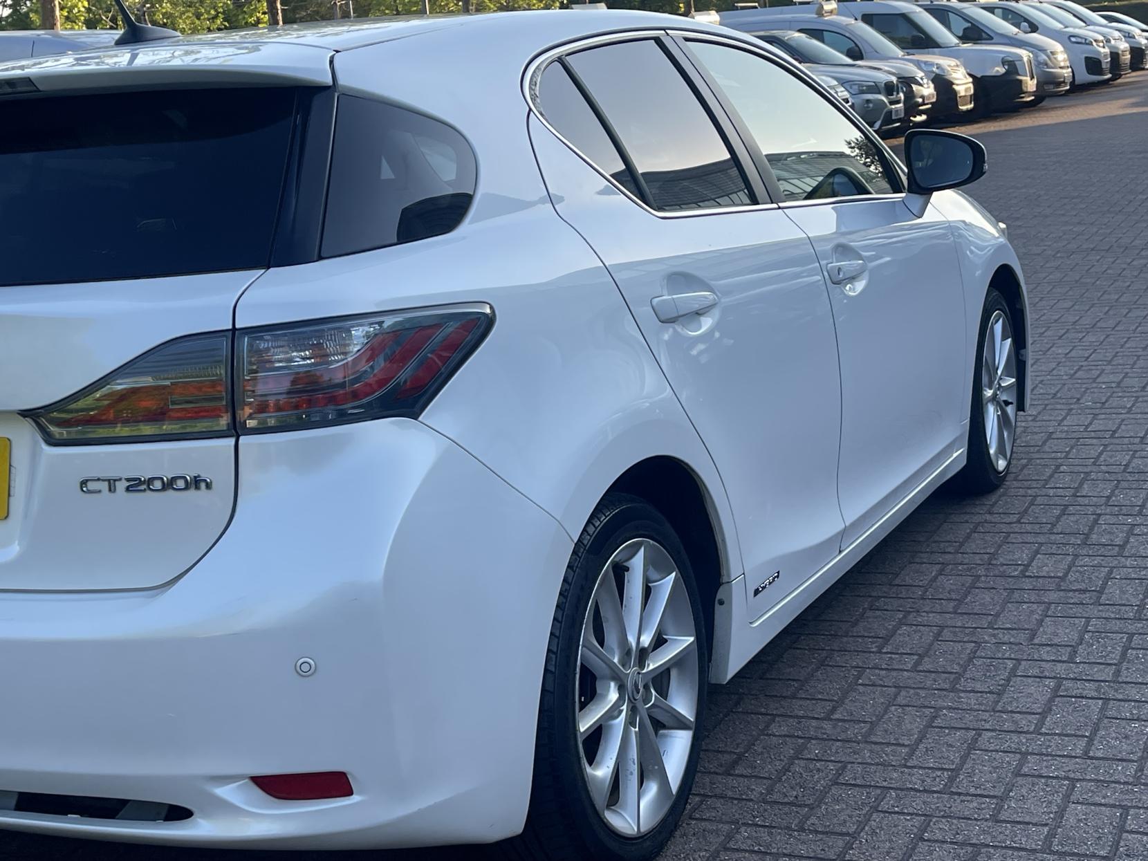 Lexus CT 1.8 200h SE-L Hatchback 5dr Petrol Hybrid CVT Euro 5 (s/s) (136 ps)