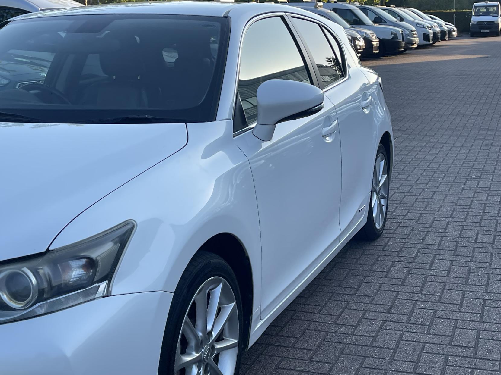 Lexus CT 1.8 200h SE-L Hatchback 5dr Petrol Hybrid CVT Euro 5 (s/s) (136 ps)