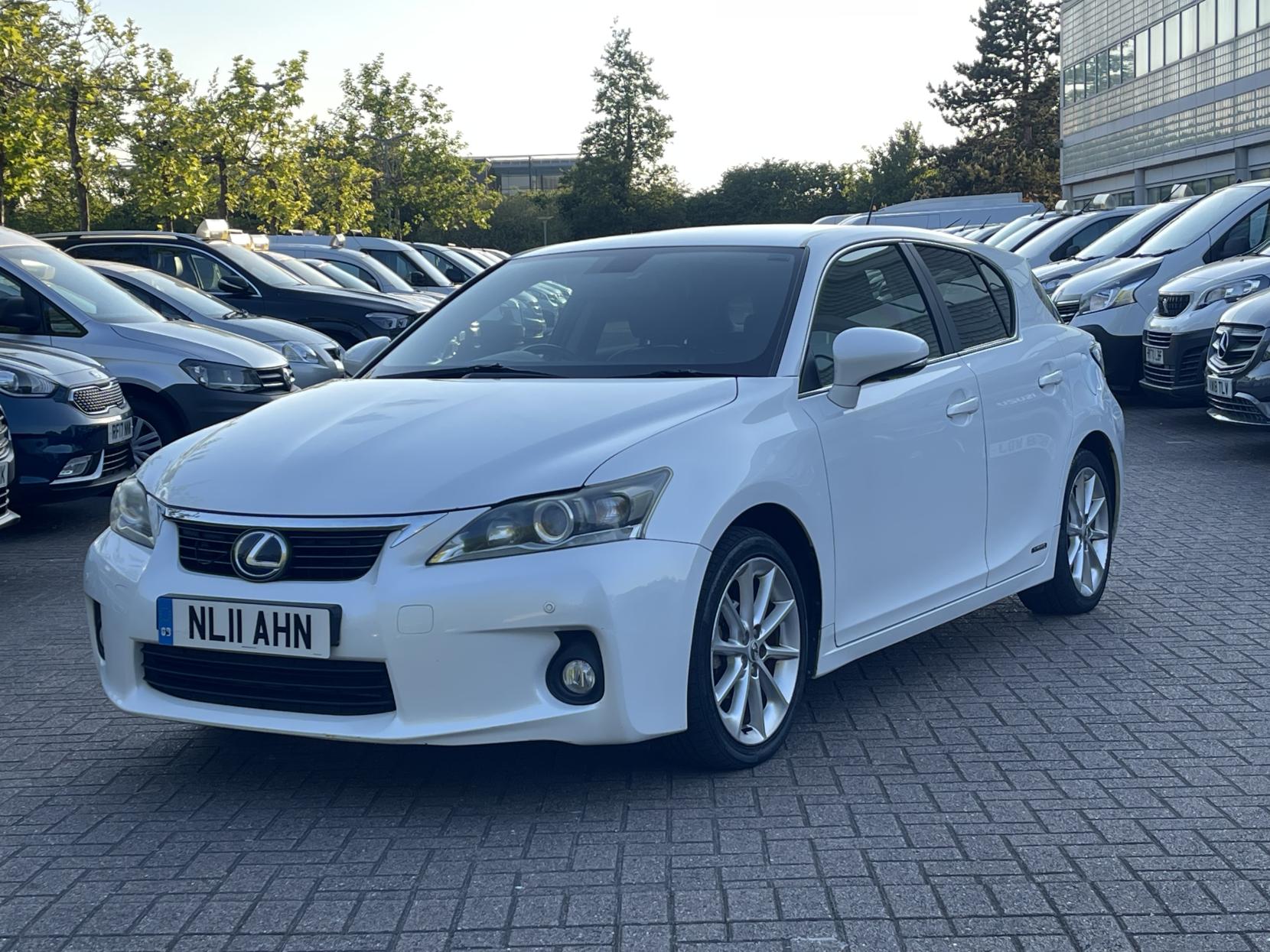 Lexus CT 1.8 200h SE-L Hatchback 5dr Petrol Hybrid CVT Euro 5 (s/s) (136 ps)