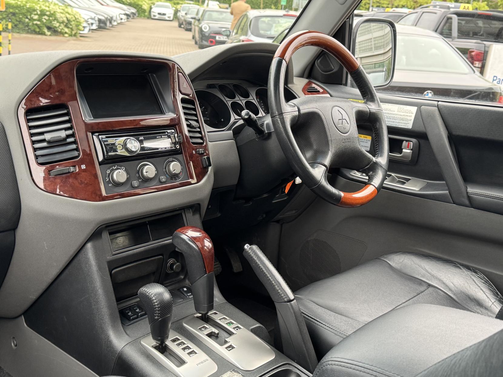 Mitsubishi Shogun 3.2 DI-D Elegance SUV 5dr Diesel Automatic (278 g/km, 158 bhp)