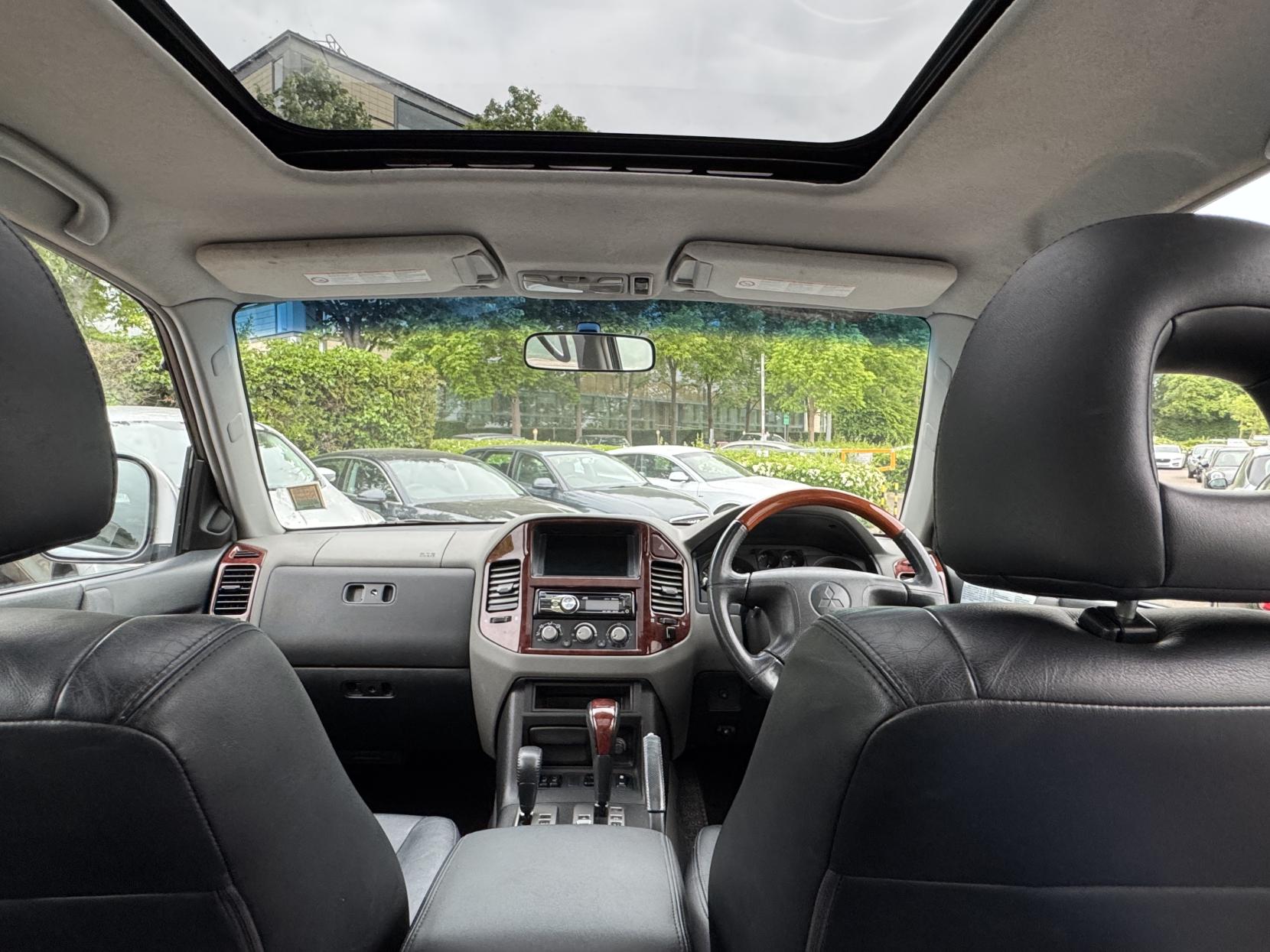 Mitsubishi Shogun 3.2 DI-D Elegance SUV 5dr Diesel Automatic (278 g/km, 158 bhp)