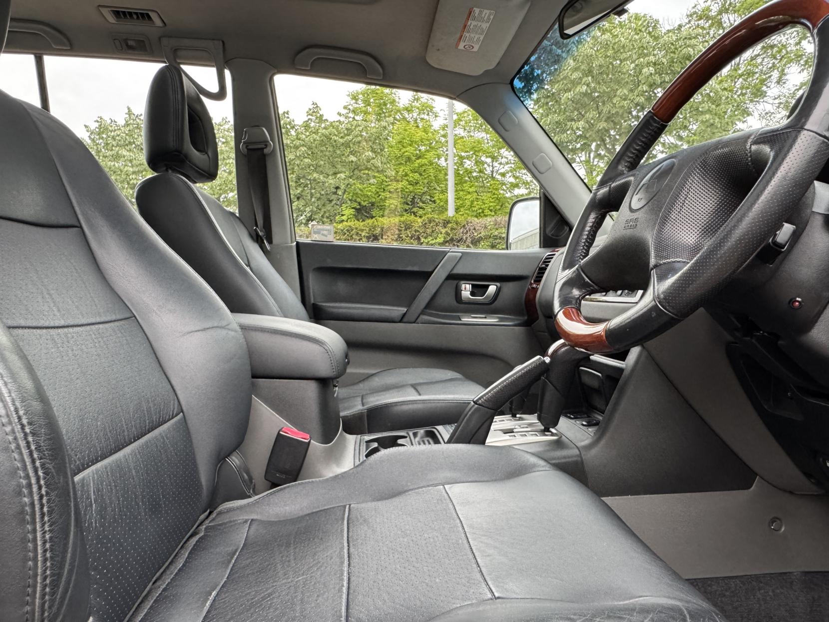 Mitsubishi Shogun 3.2 DI-D Elegance SUV 5dr Diesel Automatic (278 g/km, 158 bhp)