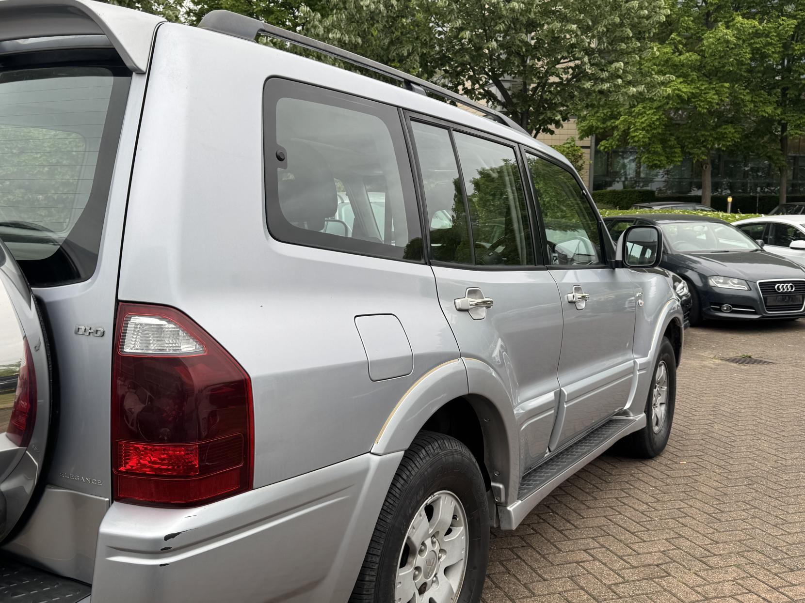 Mitsubishi Shogun 3.2 DI-D Elegance SUV 5dr Diesel Automatic (278 g/km, 158 bhp)