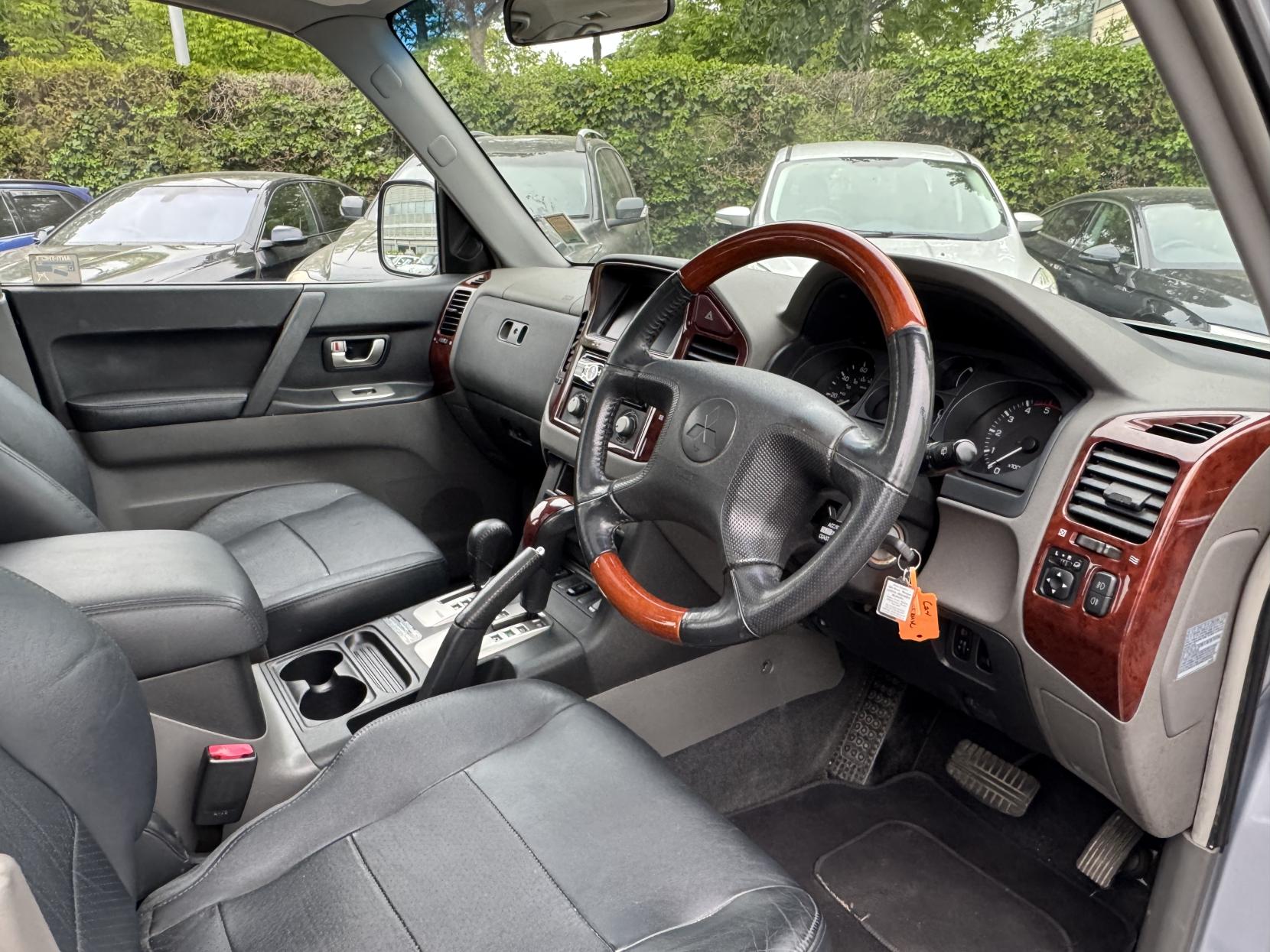 Mitsubishi Shogun 3.2 DI-D Elegance SUV 5dr Diesel Automatic (278 g/km, 158 bhp)