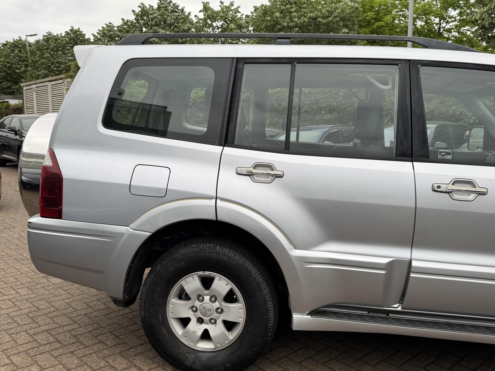 Mitsubishi Shogun 3.2 DI-D Elegance SUV 5dr Diesel Automatic (278 g/km, 158 bhp)