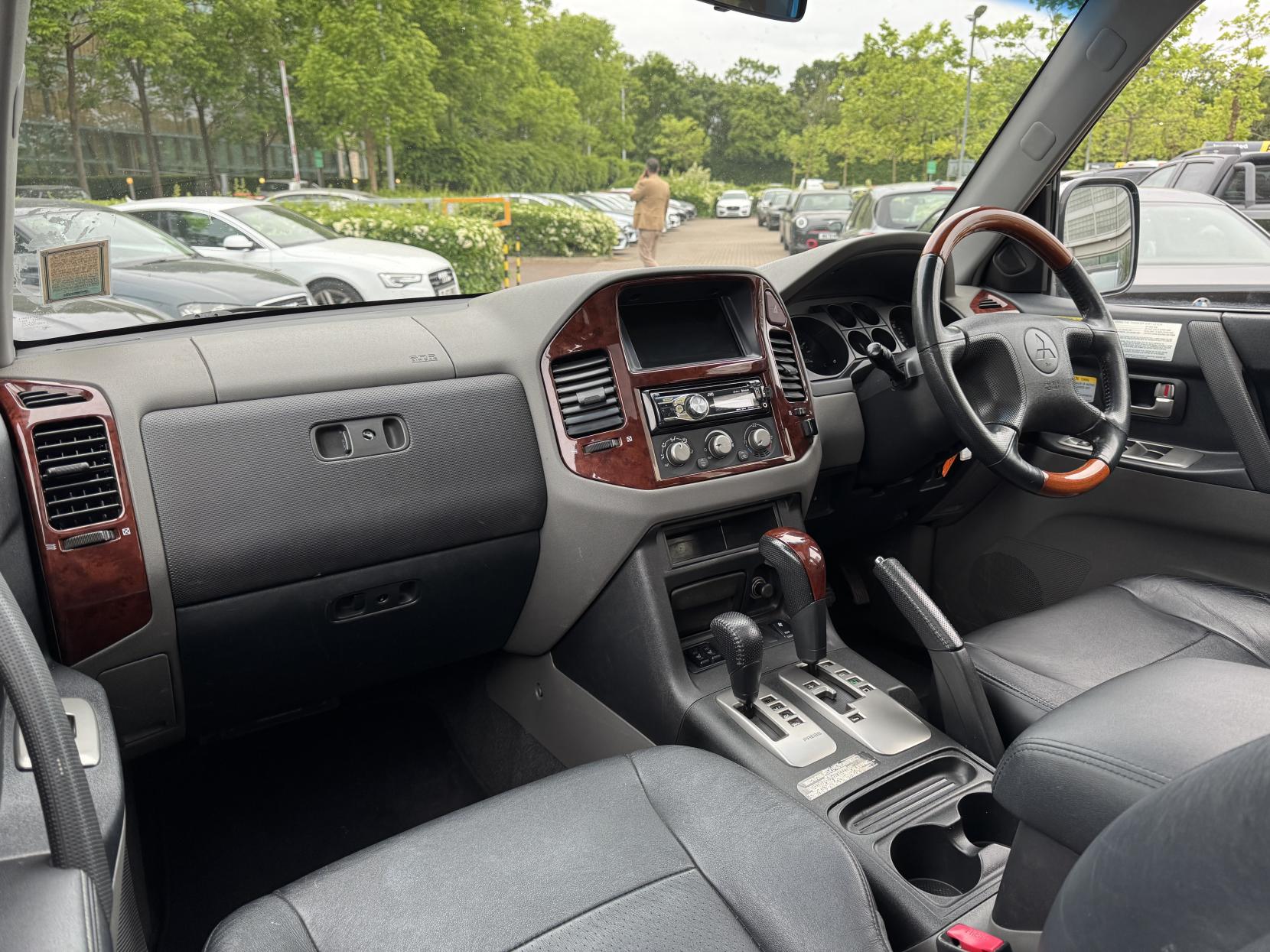 Mitsubishi Shogun 3.2 DI-D Elegance SUV 5dr Diesel Automatic (278 g/km, 158 bhp)
