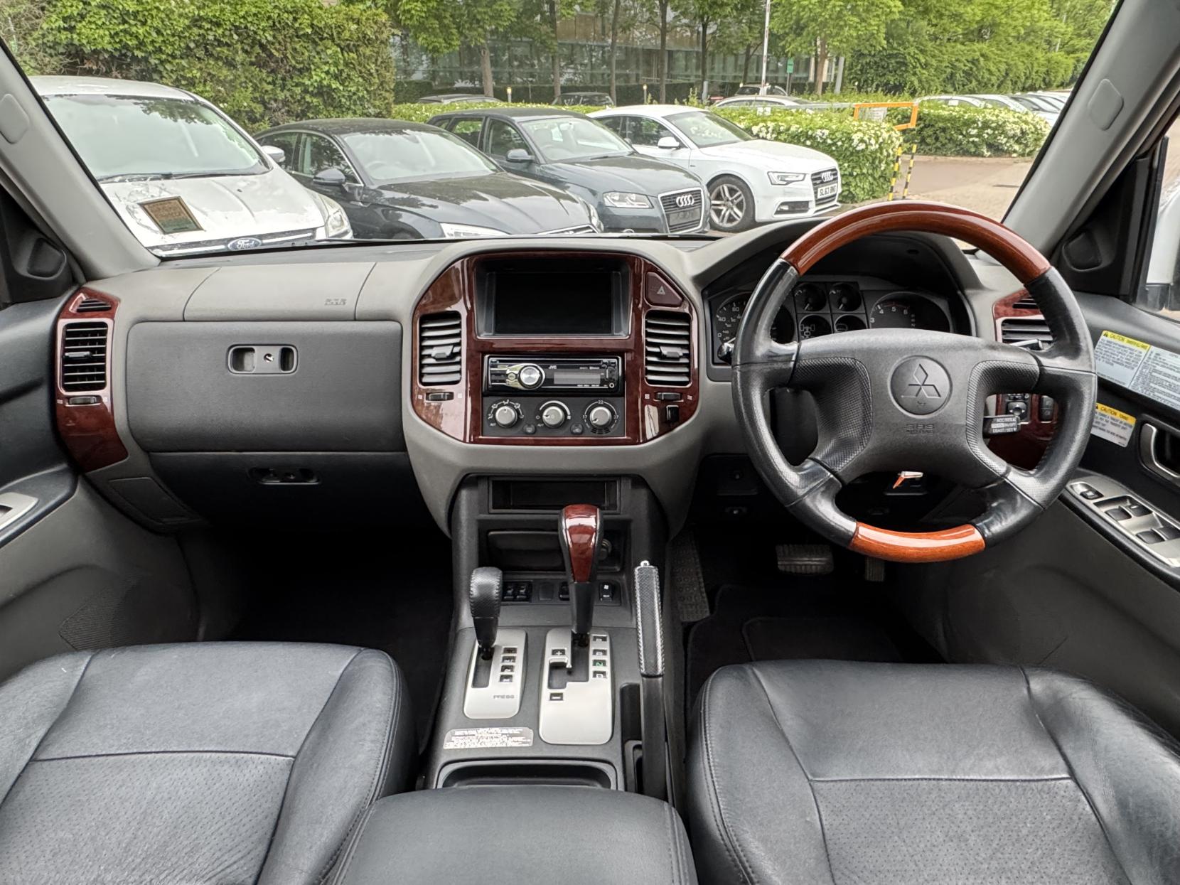 Mitsubishi Shogun 3.2 DI-D Elegance SUV 5dr Diesel Automatic (278 g/km, 158 bhp)