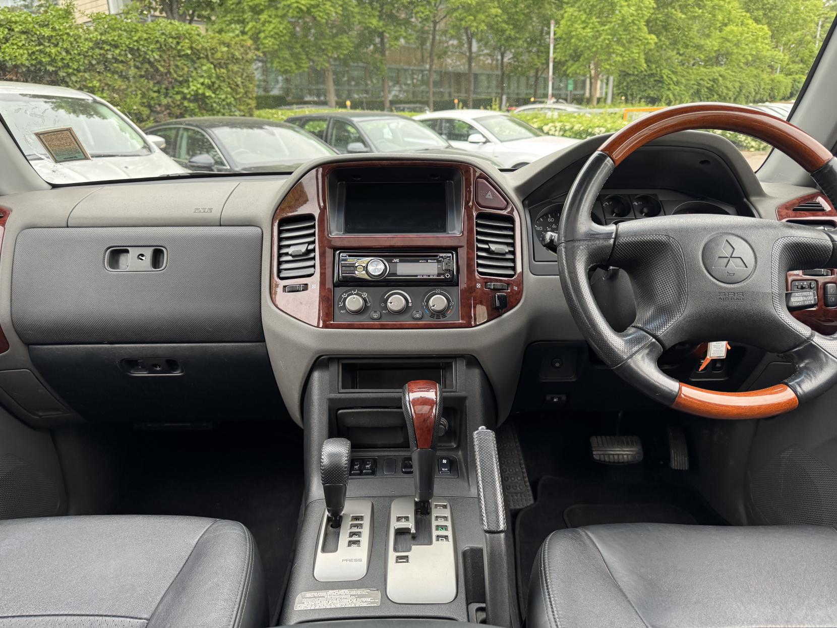Mitsubishi Shogun 3.2 DI-D Elegance SUV 5dr Diesel Automatic (278 g/km, 158 bhp)