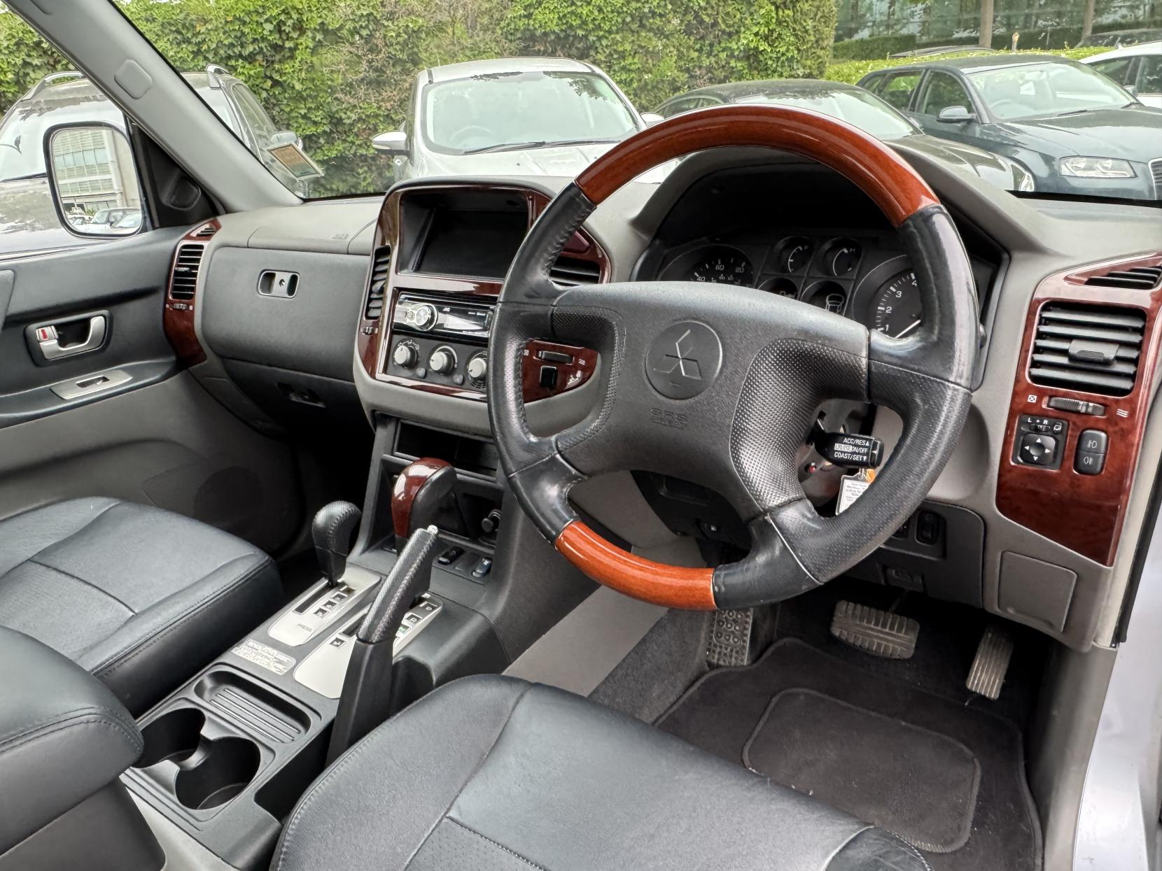 Mitsubishi Shogun 3.2 DI-D Elegance SUV 5dr Diesel Automatic (278 g/km, 158 bhp)
