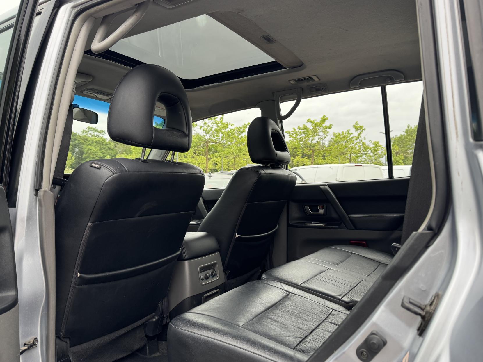 Mitsubishi Shogun 3.2 DI-D Elegance SUV 5dr Diesel Automatic (278 g/km, 158 bhp)