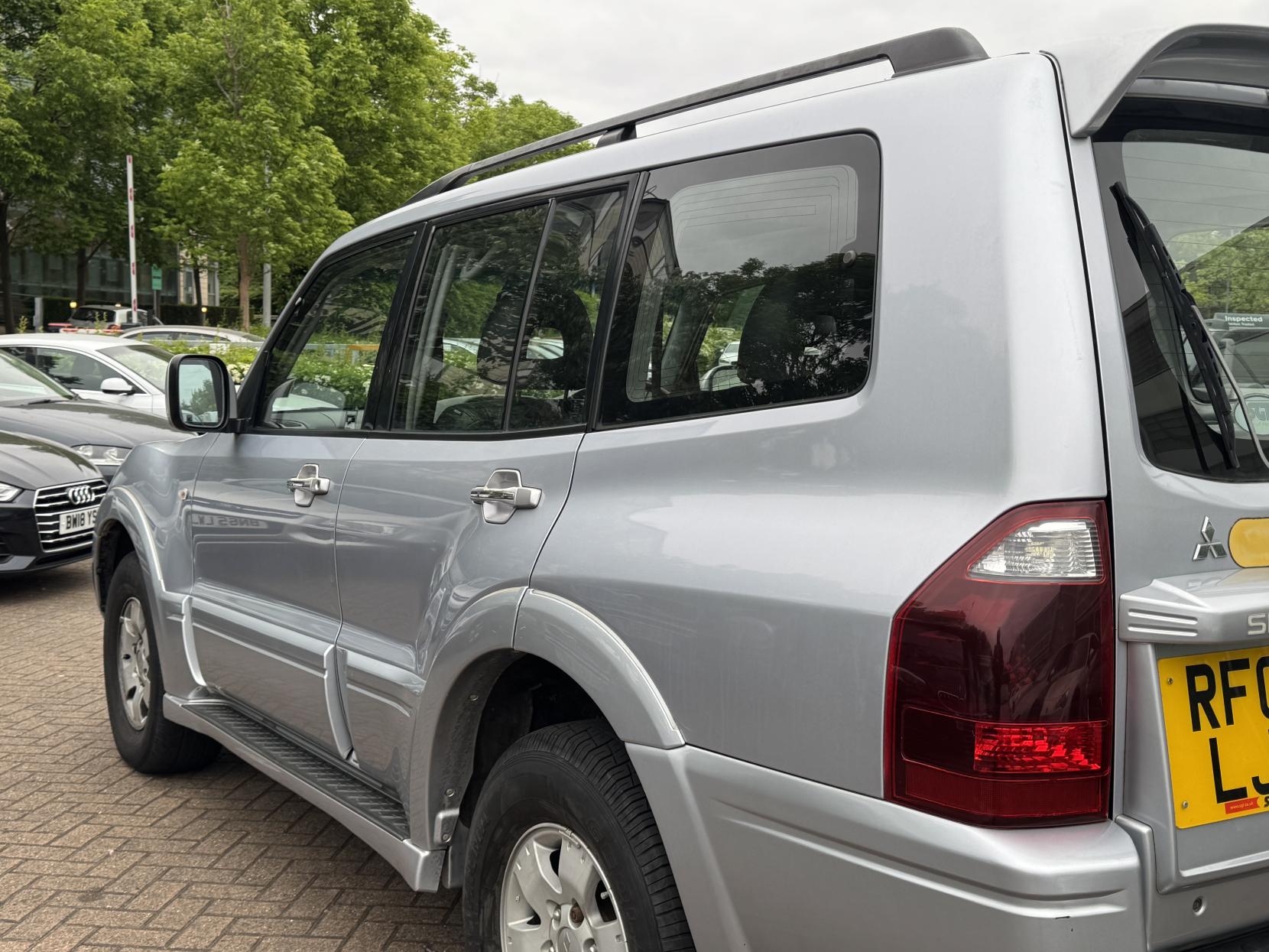 Mitsubishi Shogun 3.2 DI-D Elegance SUV 5dr Diesel Automatic (278 g/km, 158 bhp)