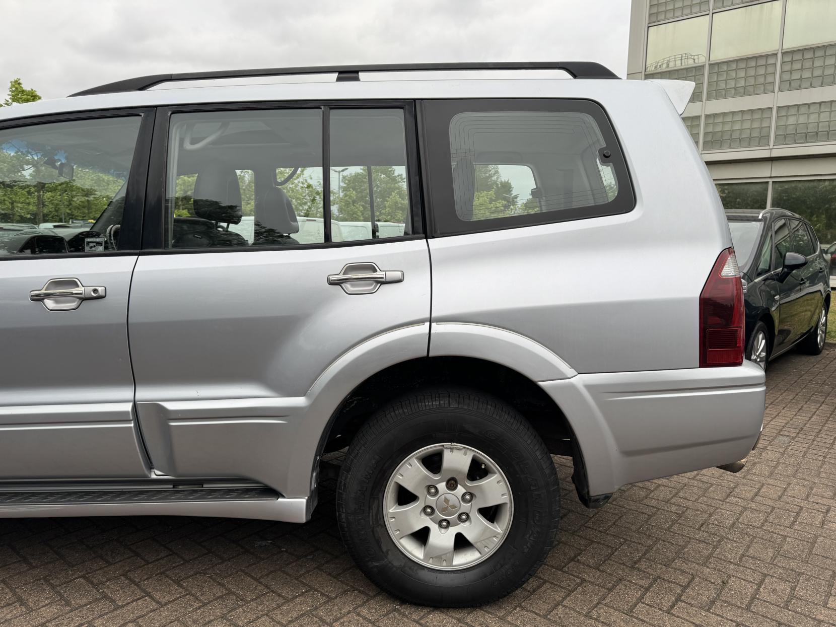 Mitsubishi Shogun 3.2 DI-D Elegance SUV 5dr Diesel Automatic (278 g/km, 158 bhp)