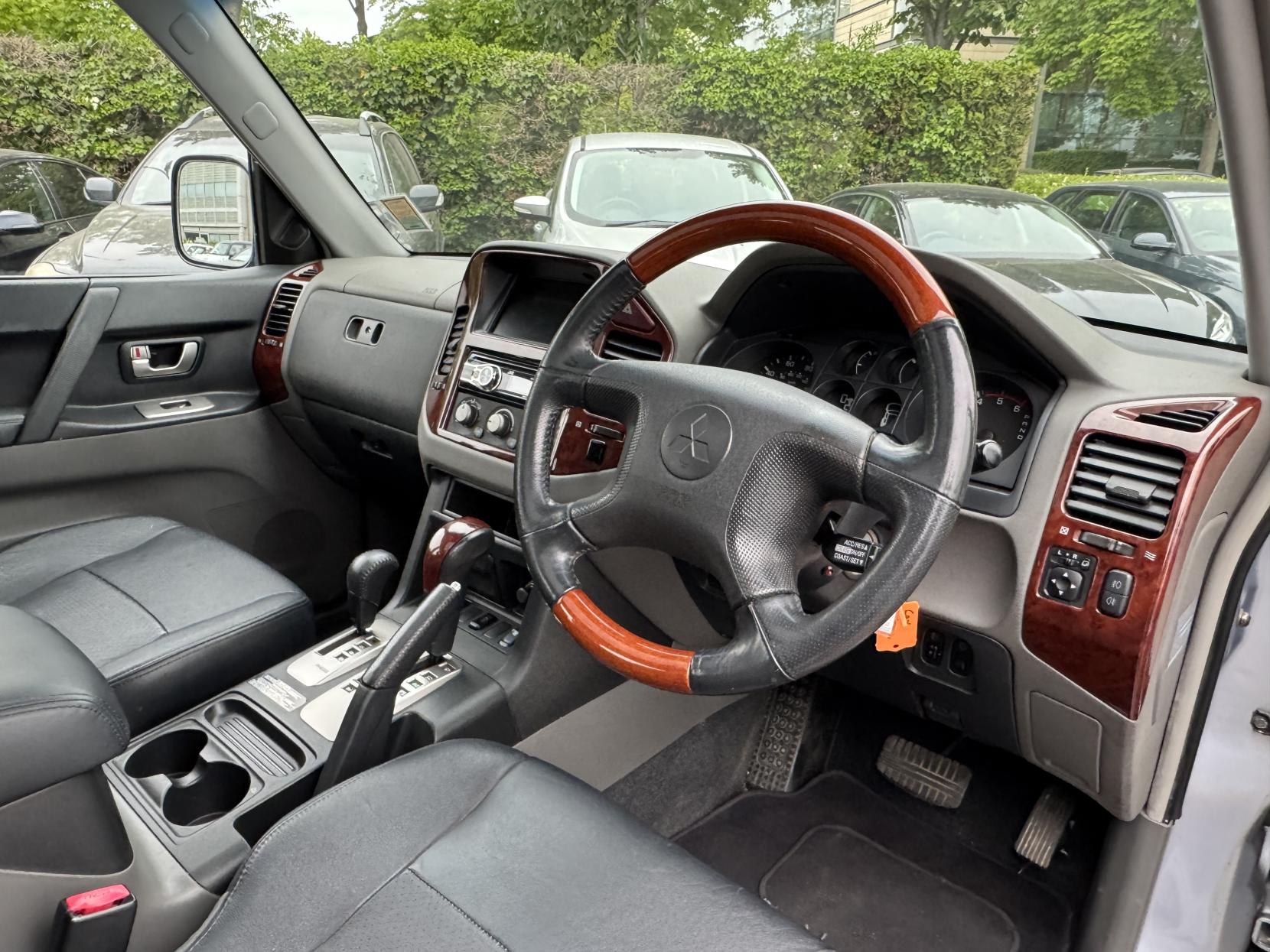 Mitsubishi Shogun 3.2 DI-D Elegance SUV 5dr Diesel Automatic (278 g/km, 158 bhp)