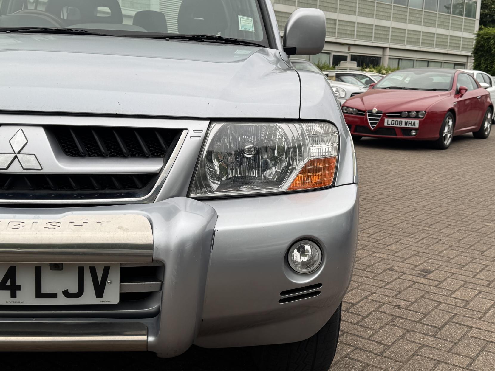 Mitsubishi Shogun 3.2 DI-D Elegance SUV 5dr Diesel Automatic (278 g/km, 158 bhp)