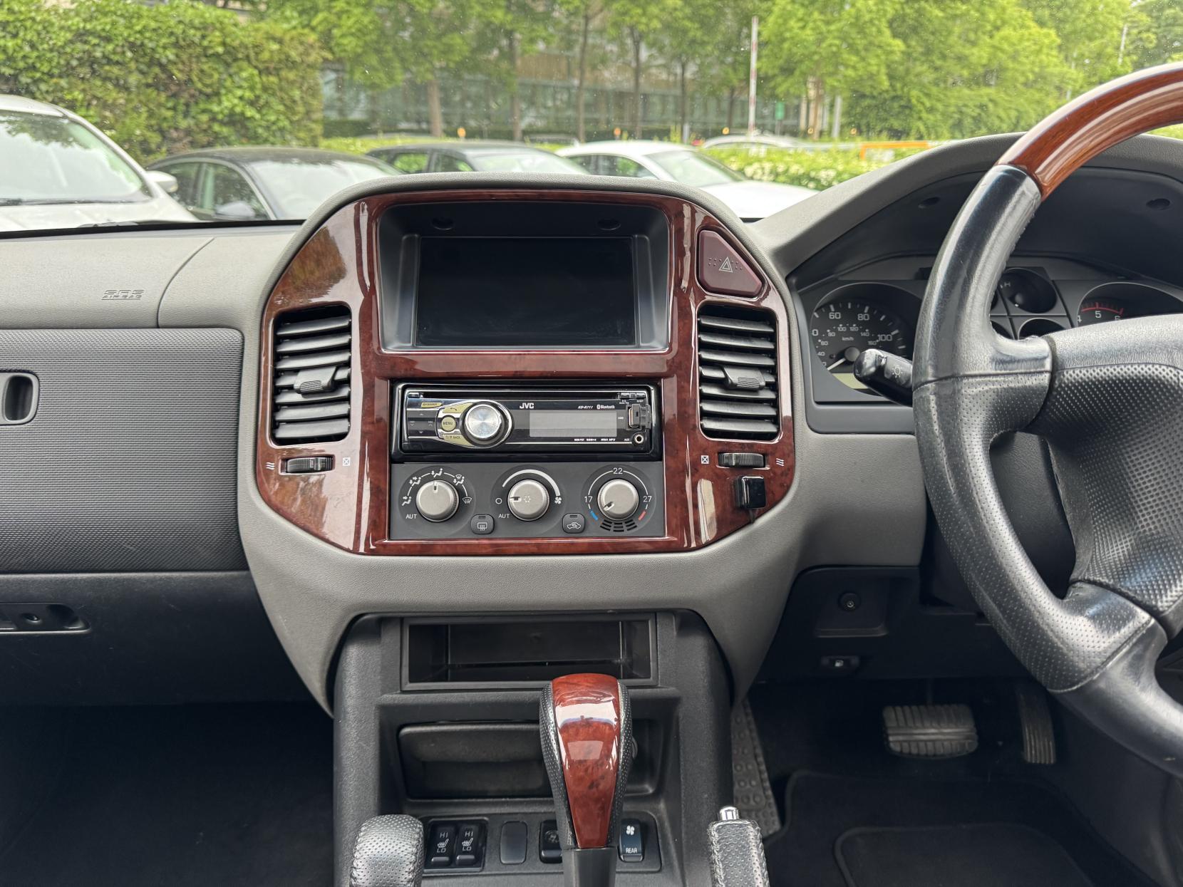 Mitsubishi Shogun 3.2 DI-D Elegance SUV 5dr Diesel Automatic (278 g/km, 158 bhp)