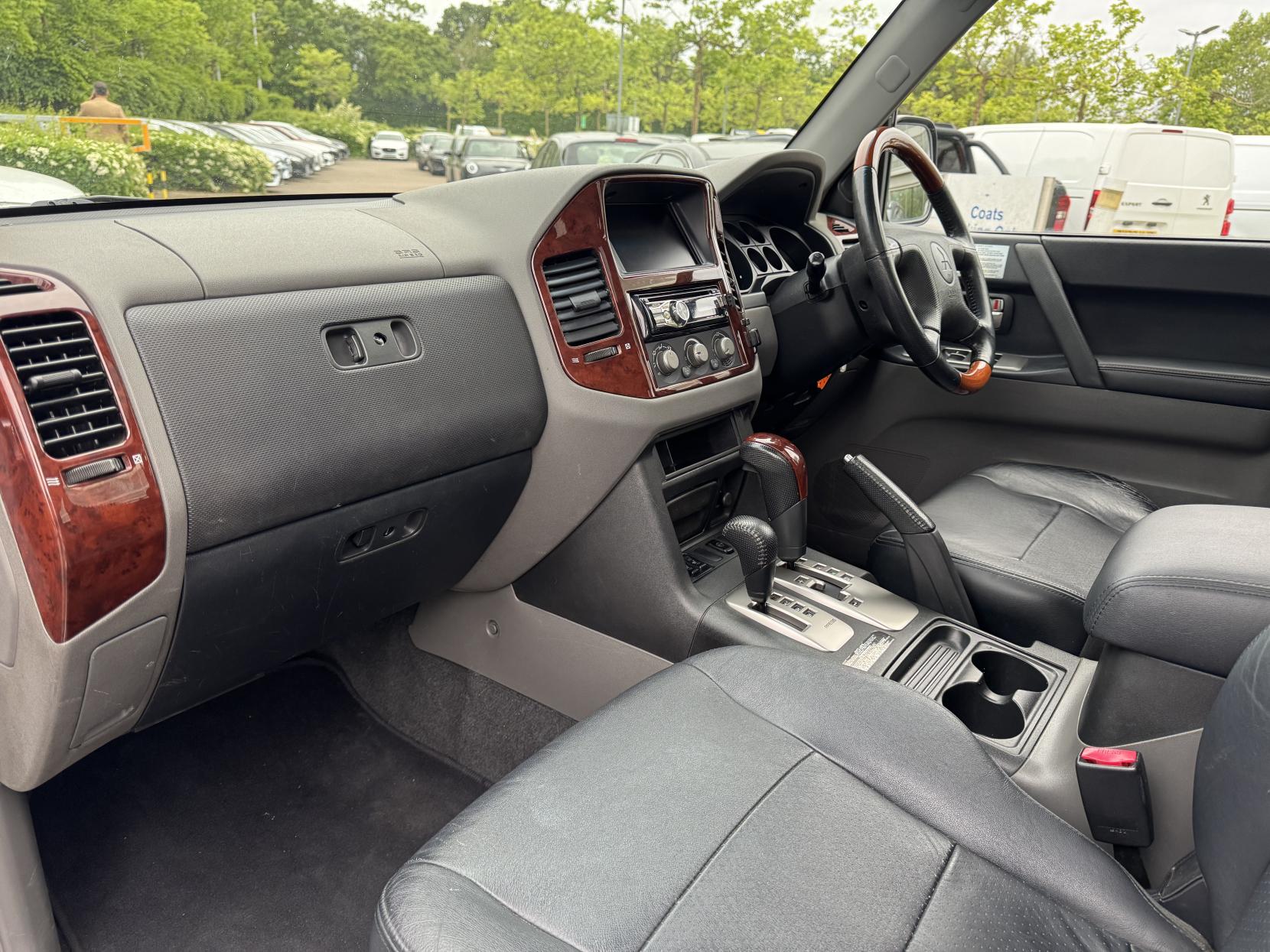 Mitsubishi Shogun 3.2 DI-D Elegance SUV 5dr Diesel Automatic (278 g/km, 158 bhp)