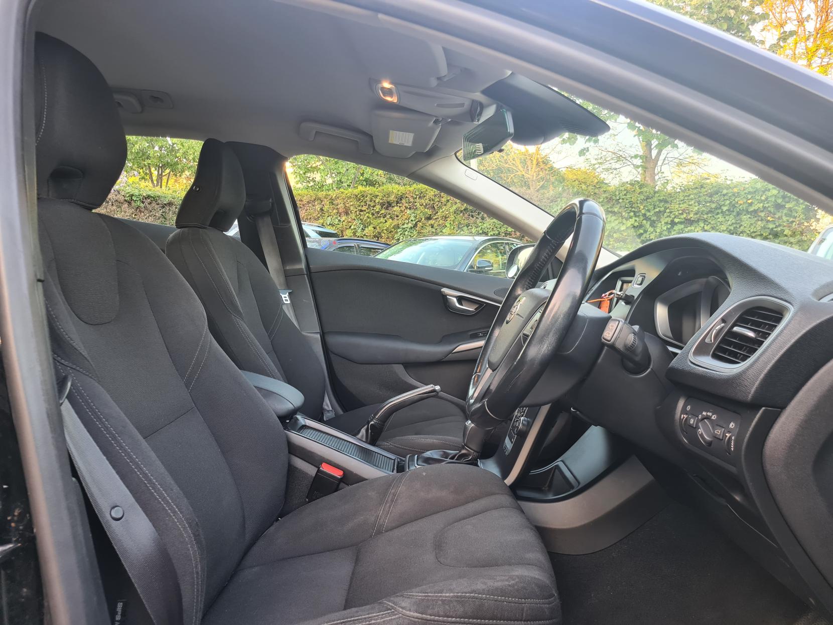 Volvo V40 2.0 D3 ES Hatchback 5dr Diesel Geartronic Euro 5 (s/s) (150 ps)